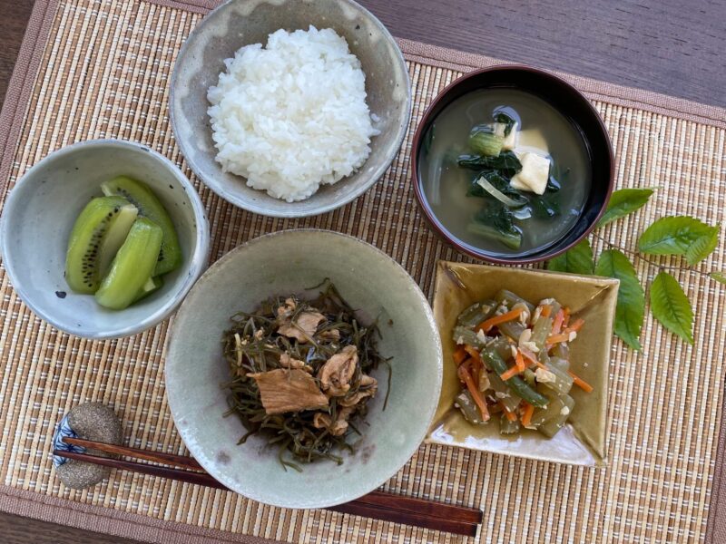 【健康倶楽部・朝食】459kcal　塩分2.45g
ご飯
小松菜と高野豆腐の味噌汁
豚肉と切り昆布のしぐれ煮
三色野菜のアーモンド和え
フルーツ