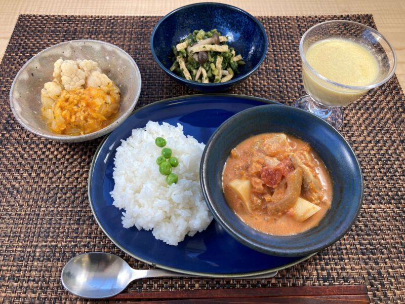 【健康倶楽部・夕食】585kcal　塩分2.57g
ご飯
バターチキンカレー
葉大根としめじのソテー
ミックスサラダ特製人参ドレッシングかけ
粒々マンゴーミルク