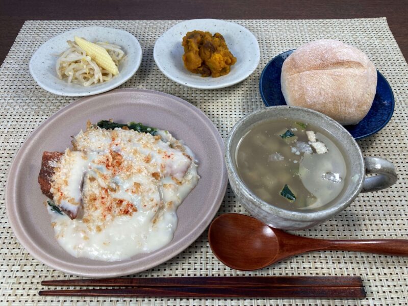 【健康倶楽部・朝食】457kcal　塩分2.43g
パン（ライ麦パン）
ズッキーニとベーコンのスープ
赤魚とほうれん草のグラタン風
ヤングコーンともやしの甘酢
南瓜とレーズンの洋風和え
