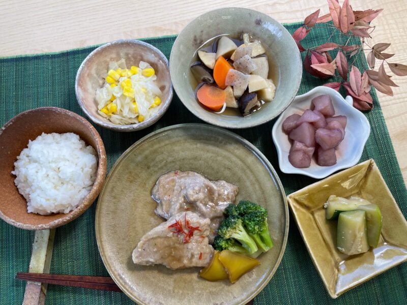 【健康倶楽部・夕食】539kcal　塩分2.07g
発芽玄米入りご飯
豚ヒレの中華風ソース
野菜の八方煮
キャベツの甘酢
ズッキーニのわさび醤油
洋梨の赤ワイン煮