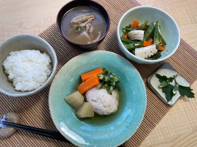 【健康倶楽部・朝食】434kcal　塩分2.60g
ご飯
じゃが芋の味噌汁
帆立団子の割烹仕立て
いかと野菜のドレッシング和え