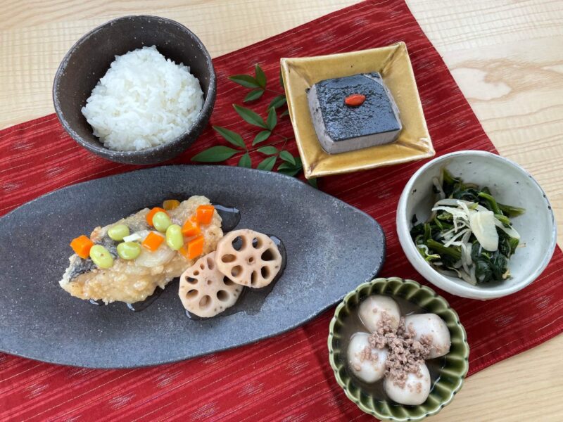 【健康倶楽部・夕食】548kcal　塩分2.50g
ご飯
揚げたらのサッパリ梅あんかけ
里芋の牛そぼろ煮
ほうれん草の生姜和え
黒胡麻ゼリー