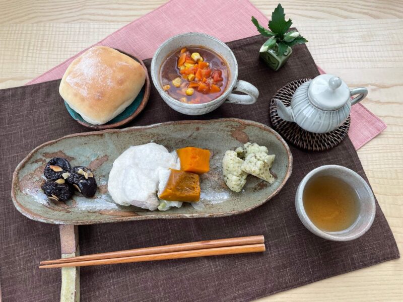 【健康倶楽部・朝食】452kcal　塩分2.08g
パン（バターロール）
トマトスープ
ささみのたらこチーズクリーム
カリフラワーのバジル和え
プルーン洋酒煮