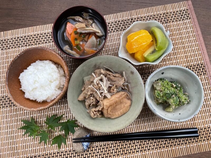 【健康倶楽部・朝食】462kcal　塩分1.65g
ご飯
のっぺい汁
牛肉と丁字麩の黒酢煮
ブロッコリーの胡桃味噌和え
フルーツ