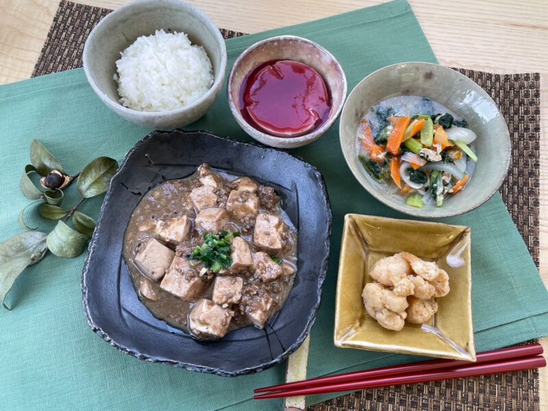 【健康倶楽部・夕食】530kcal　塩分2.14g
ご飯
麻婆豆腐（豆鼓醤入り）
小松菜とツナのスープ煮
カリフラワーの黒酢和え
ココナッツミルクゼリーラズベリーソース