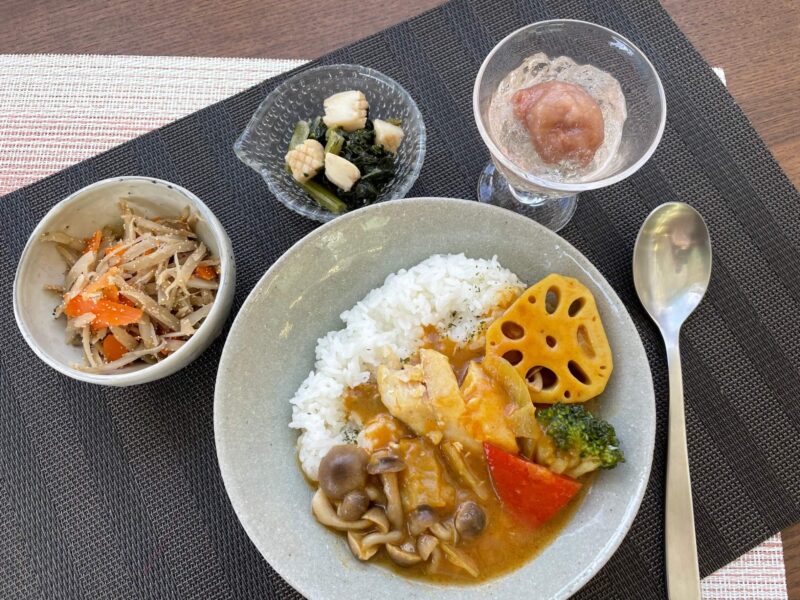 【健康倶楽部・夕食】542kcal　塩分2.43g
ご飯
真たらと秋野菜のスープカレー
牛蒡の子まぶし
いかとケールの甘味噌和え
無花果と白ワインジュレのデザート