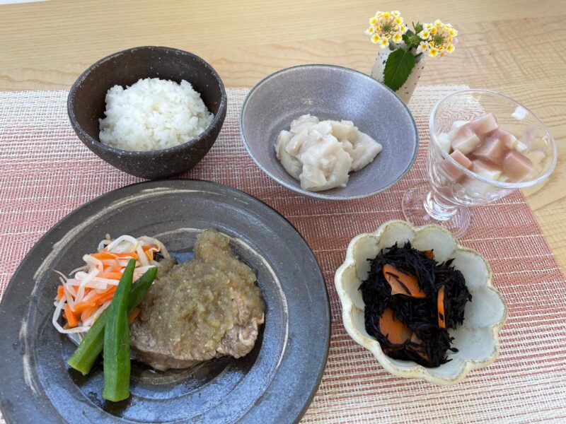 【健康倶楽部・夕食】546kcal　塩分2.44g
ご飯
牛ヒレの和風冬瓜おろしソース
②用のソース
長芋と玉葱のベーコンソテー
ひじきの中華風甘酢
牛乳寒天白桃ソース