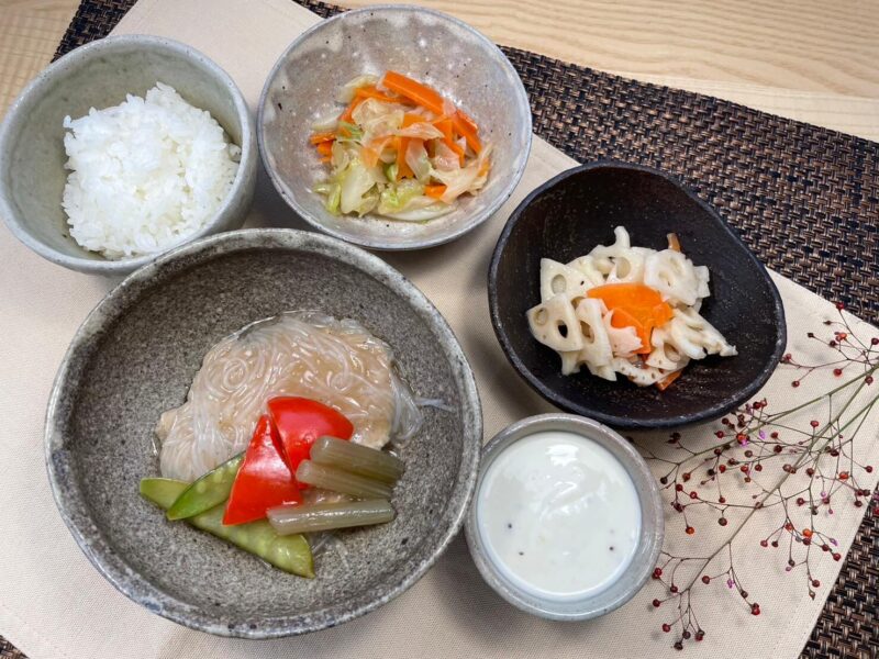 【健康倶楽部・夕食】541kcal　塩分2.11g
ご飯
豚ヒレと春雨の梅あんかけ
キャベツのオイスターソース炒め
蓮根の辛味漬け
キウイグルト