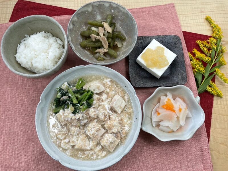 【健康倶楽部・夕食】568kcal　塩分1.89g
ご飯
豆腐のたらこ入りふわふわ卵白あんかけ
いんげんと鶏肉の炒め浸し
かぶの酢漬け
レアチーズケーキ洋梨ソース