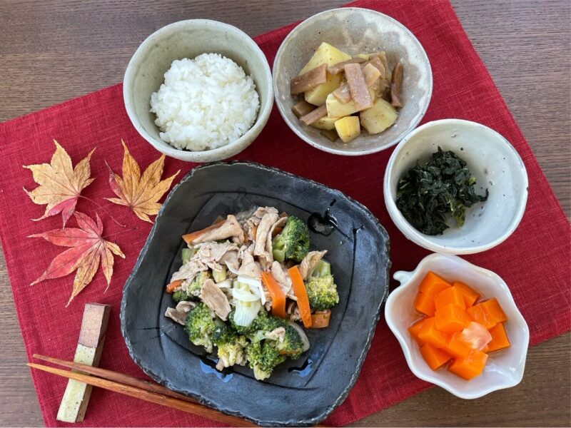 【健康倶楽部・夕食】560kcal　塩分2.07g
ご飯
豚肉とブロッコリーの豆鼓炒め
さつま芋とずいきの胚芽きんぴら
ケールの辛子和え
キャロット寒天とアロエのデザート