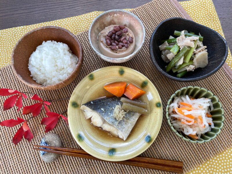 【健康倶楽部・夕食】538kcal　塩分1.91g
ご飯
真たらの生姜煮
豚肉とじゃが芋のピリ辛炒め
大根なます
きな粉ミルクゼリー小倉餡