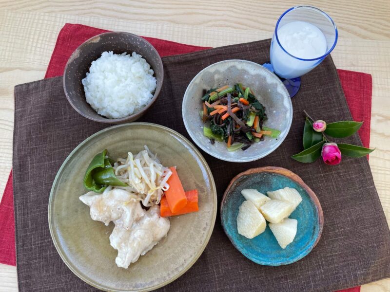 【健康倶楽部・夕食】535kcal　塩分2.39g
ご飯
鶏肉の梅肉蒸し
小松菜と木耳のきんぴら風
長芋の山椒醤油
バナナグルト