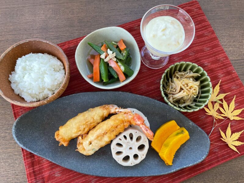 【健康倶楽部・夕食】573kcal　塩分1.92g
ご飯
海老の天ぷら味噌風味
おくらと豚肉の煮浸し
もやしとえのきの黒酢和え
粒々マンゴーグルト