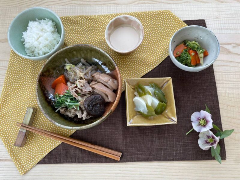 【健康倶楽部・夕食】533kcal　塩分2.61g
ご飯
牛肉と車麩のすき煮
かぶとピーマンの和風梅肉炒め
ブロッコリーの生姜和え
やわらかほうじ茶ミルク