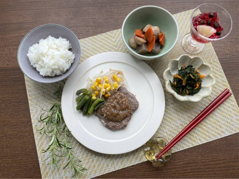 【健康倶楽部・夕食】545kcal　塩分2.36g
ご飯
牛ヒレのステーキわさび醤油ソース
里芋とこんにゃくのうま煮
ほうれん草の山椒醤油
クランベリーゼリーのみつ豆風