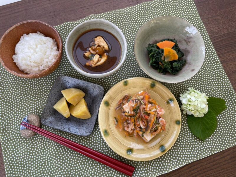 【健康倶楽部・朝食】459kcal　塩分2.45g
ご飯
なめことささみの赤出し
豆腐の桜海老入り友禅あんかけ
ほうれん草のわさび和え
さつま芋の甘煮