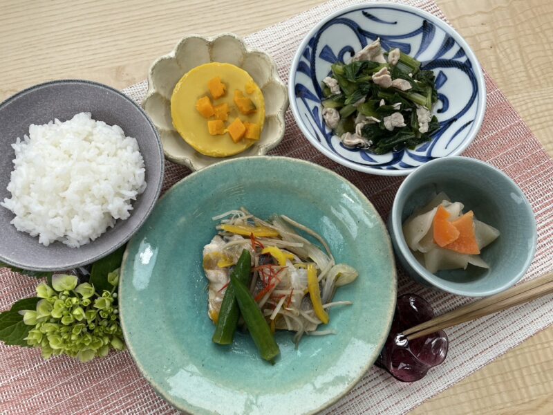 【健康倶楽部・夕食】589kcal　塩分1.85g
ご飯
さばの華風蒸し
豚肉と小松菜のさっと煮
かぶのわさび醤油
南瓜ミルクプリン